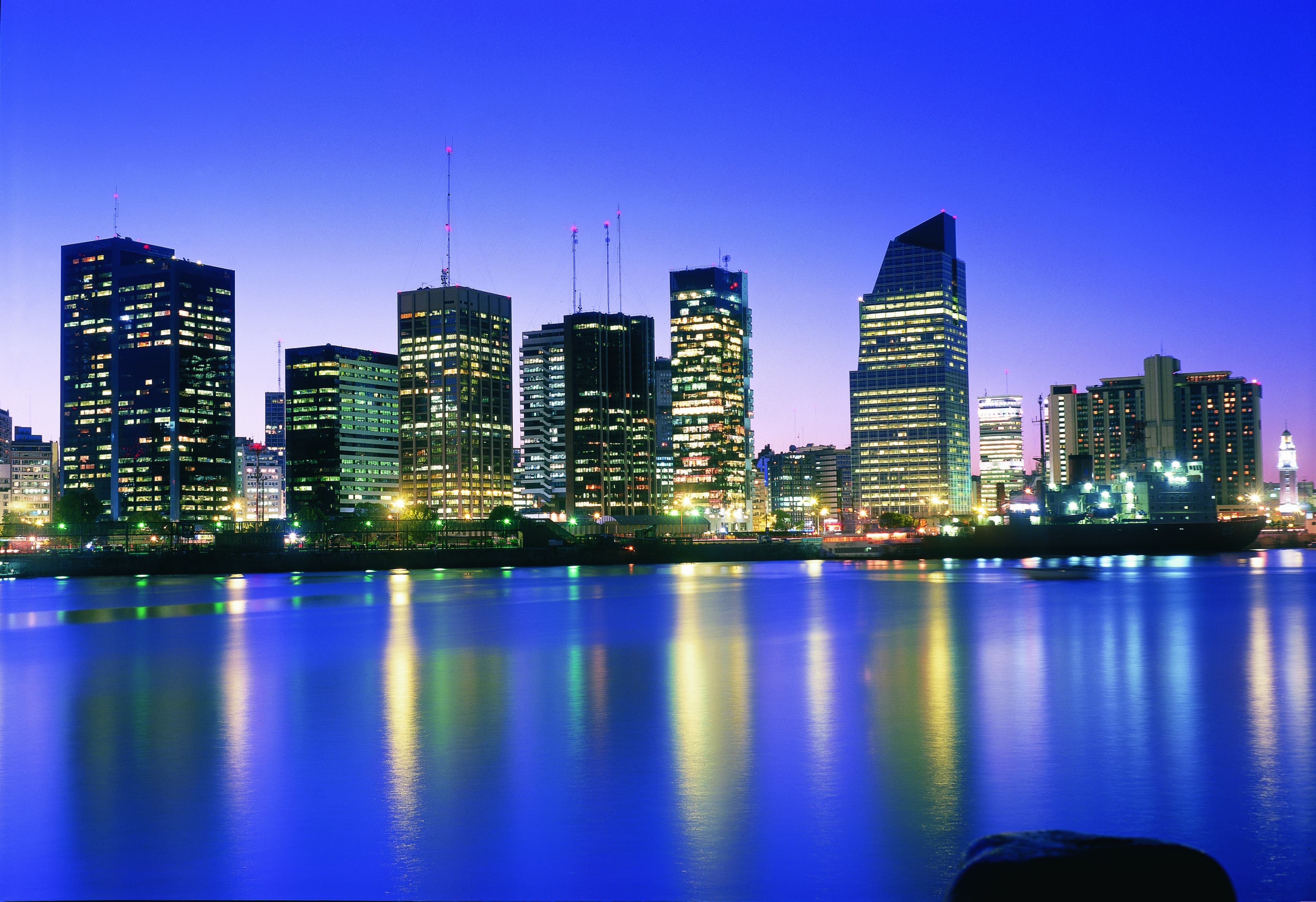 Skyline de Buenos Aires al anochecer