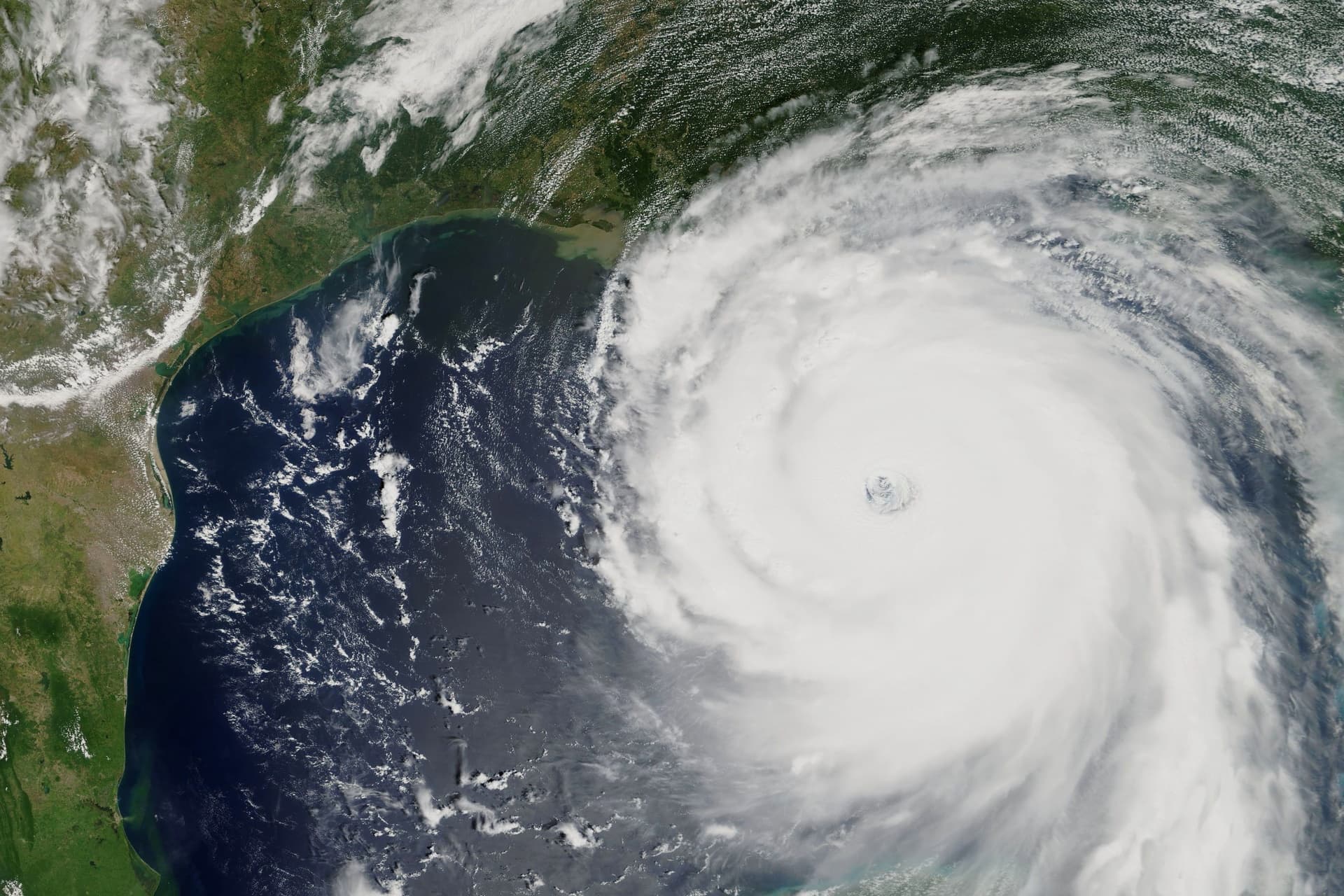 Imagen satelital de un huracán girando sobre el océano