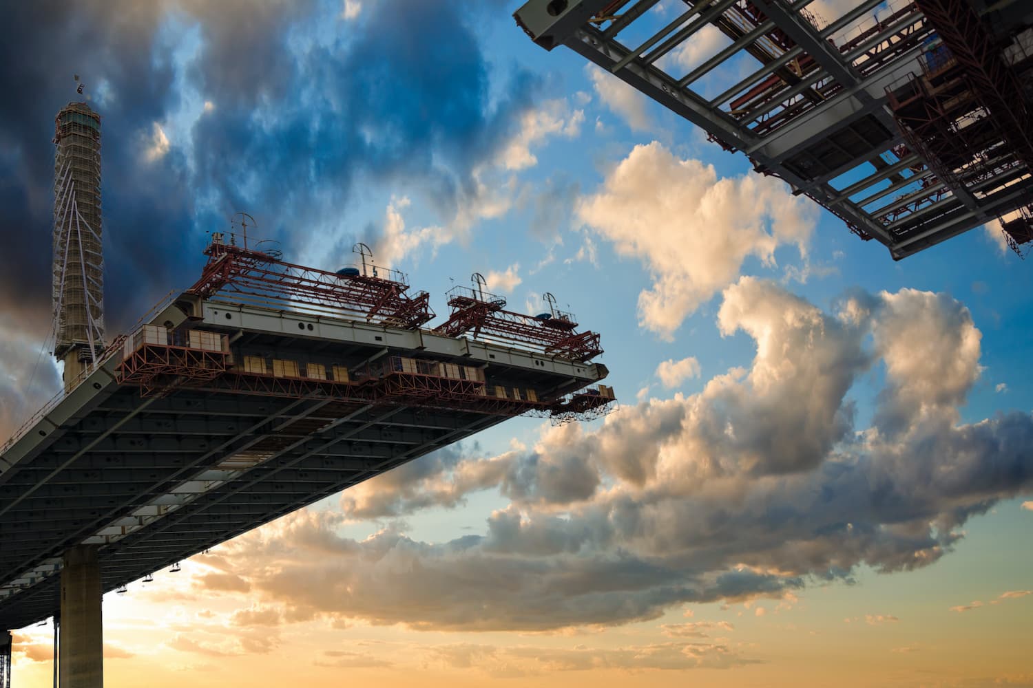 Estructura industrial recortada contra un cielo dramático