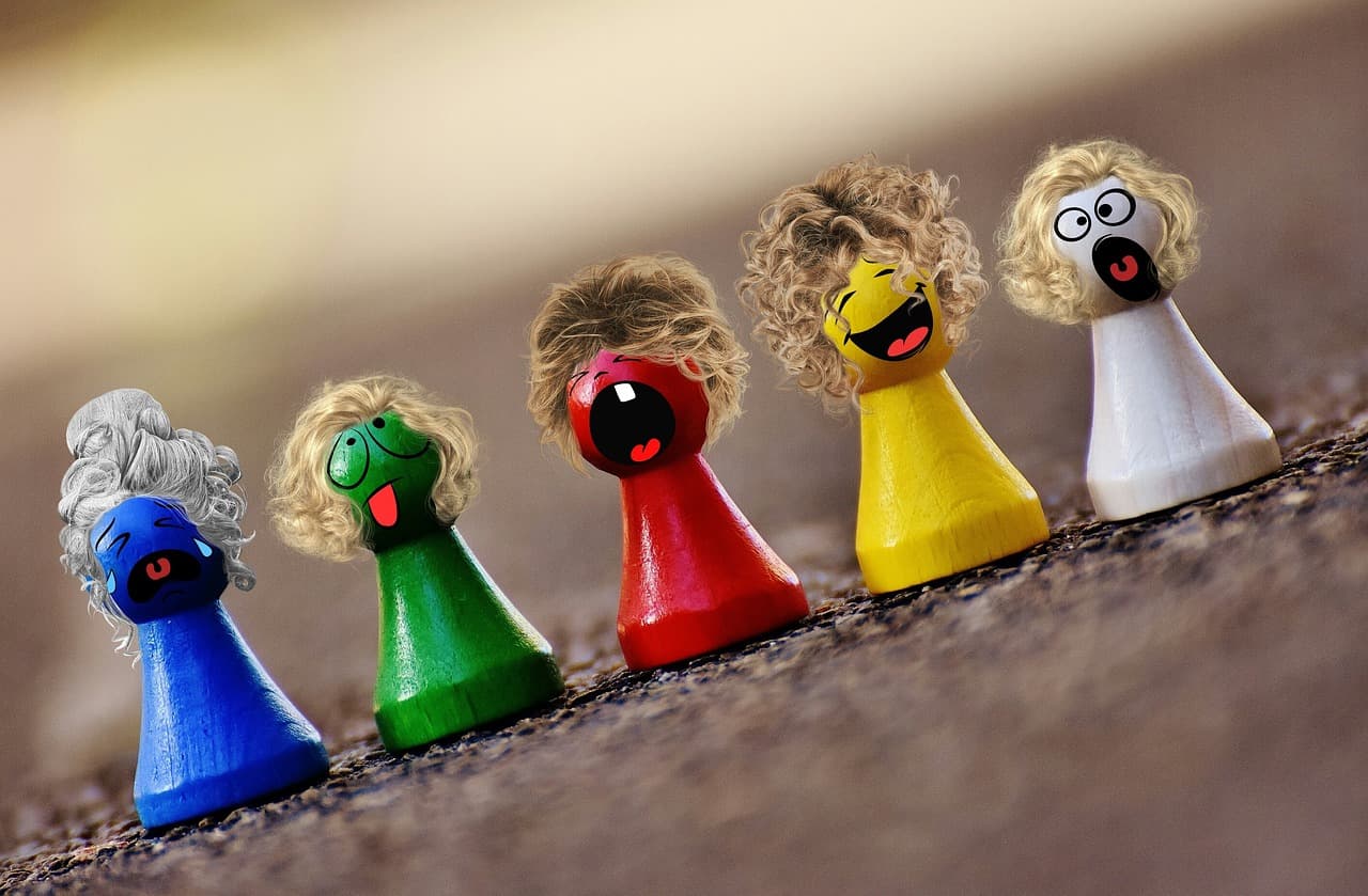 Piezas de juego de colores alineadas sobre una superficie de madera